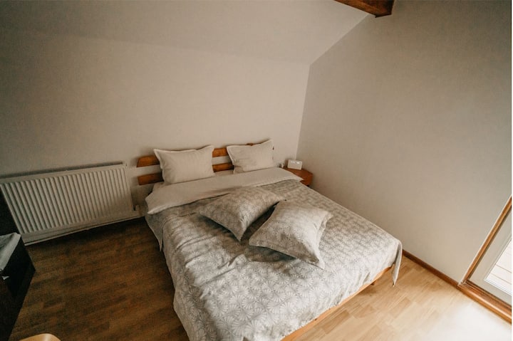 غرفة النوم الثانية - تقع في الطابق العلوي مع إمكانية الوصول إلى الشرفة.