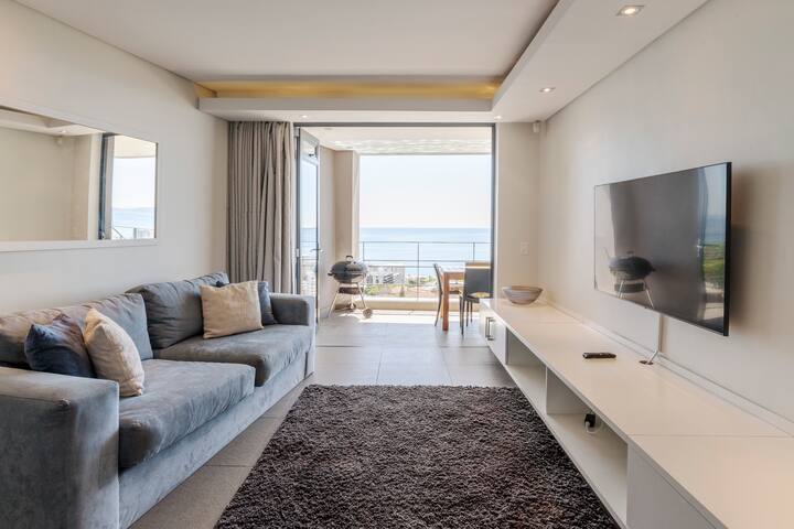 Elevated Living – Green Point 2 Bed with Pool gallery image 5