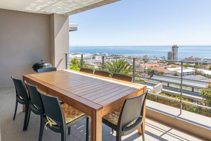 Elevated Living – Green Point 2 Bed with Pool gallery image 3