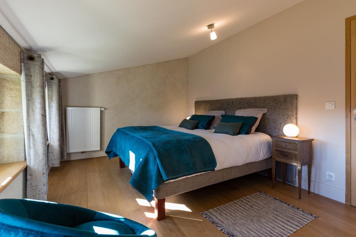 Chumba cha kulala kilicho na kitanda cha ukubwa wa kifalme (180 x 200), sakafu ya parquet ya mwaloni.