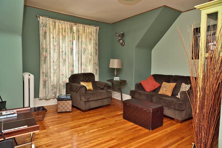 Victorian Duplex In A Historic Residential Area - Amherst