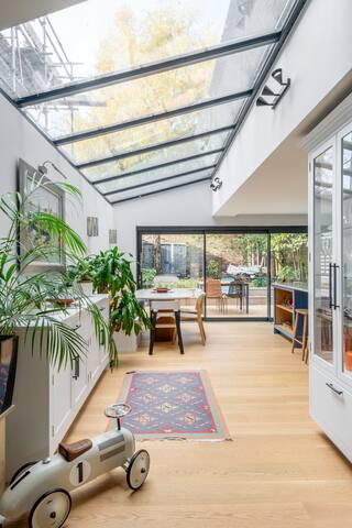 Spacious 5-bedroom house with private garden