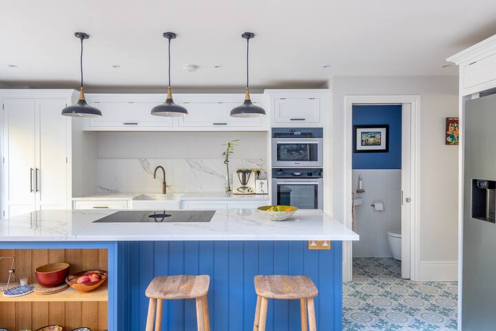 Spacious 5-bedroom house with private garden gallery image 3