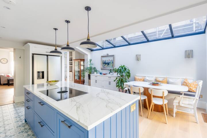 Spacious 5-bedroom house with private garden gallery image 2