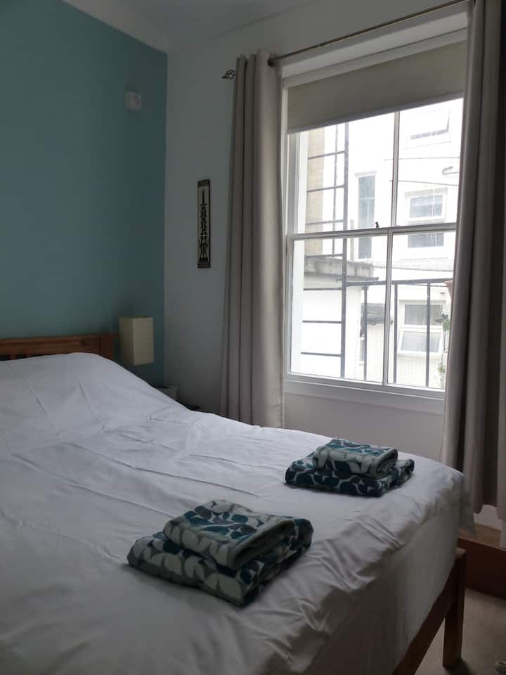 Спална соба со брачен кревет (широк 180-220 см). Многу удобен висококвалитетен душек и постелнина. 