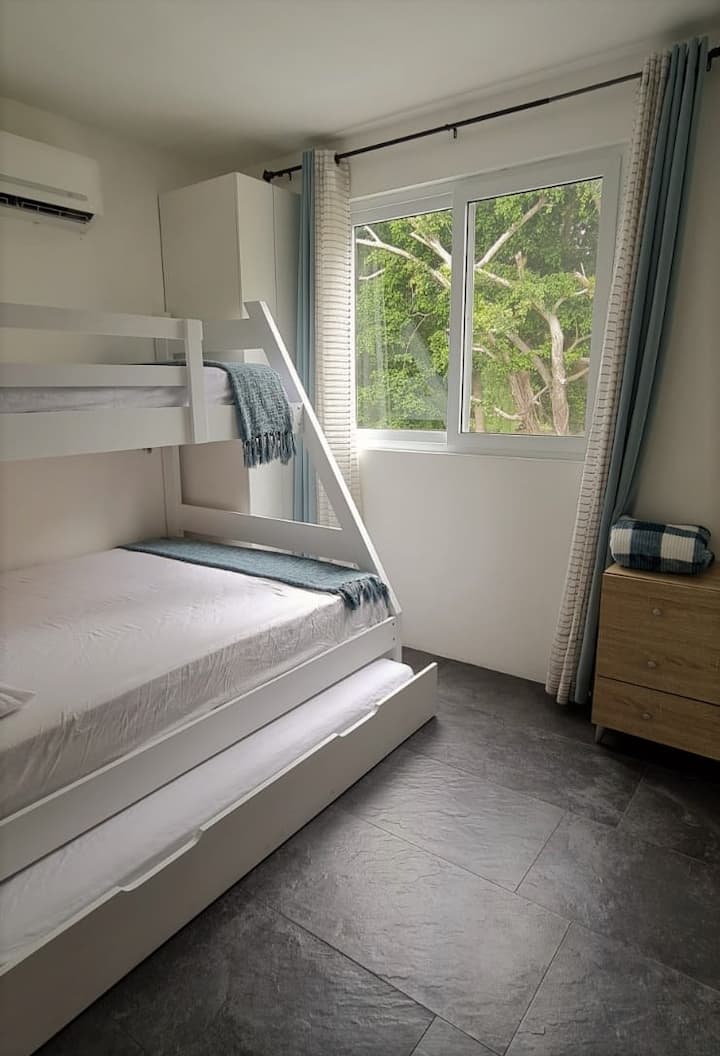 1号房，标准双人床， 2张豪华床