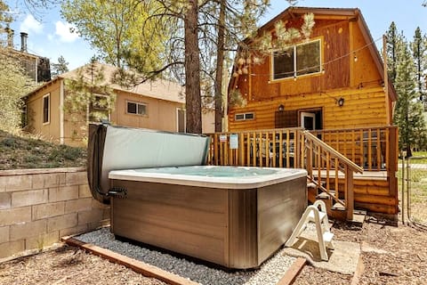 Starbright Cabin-AC, hot tub, close to everything