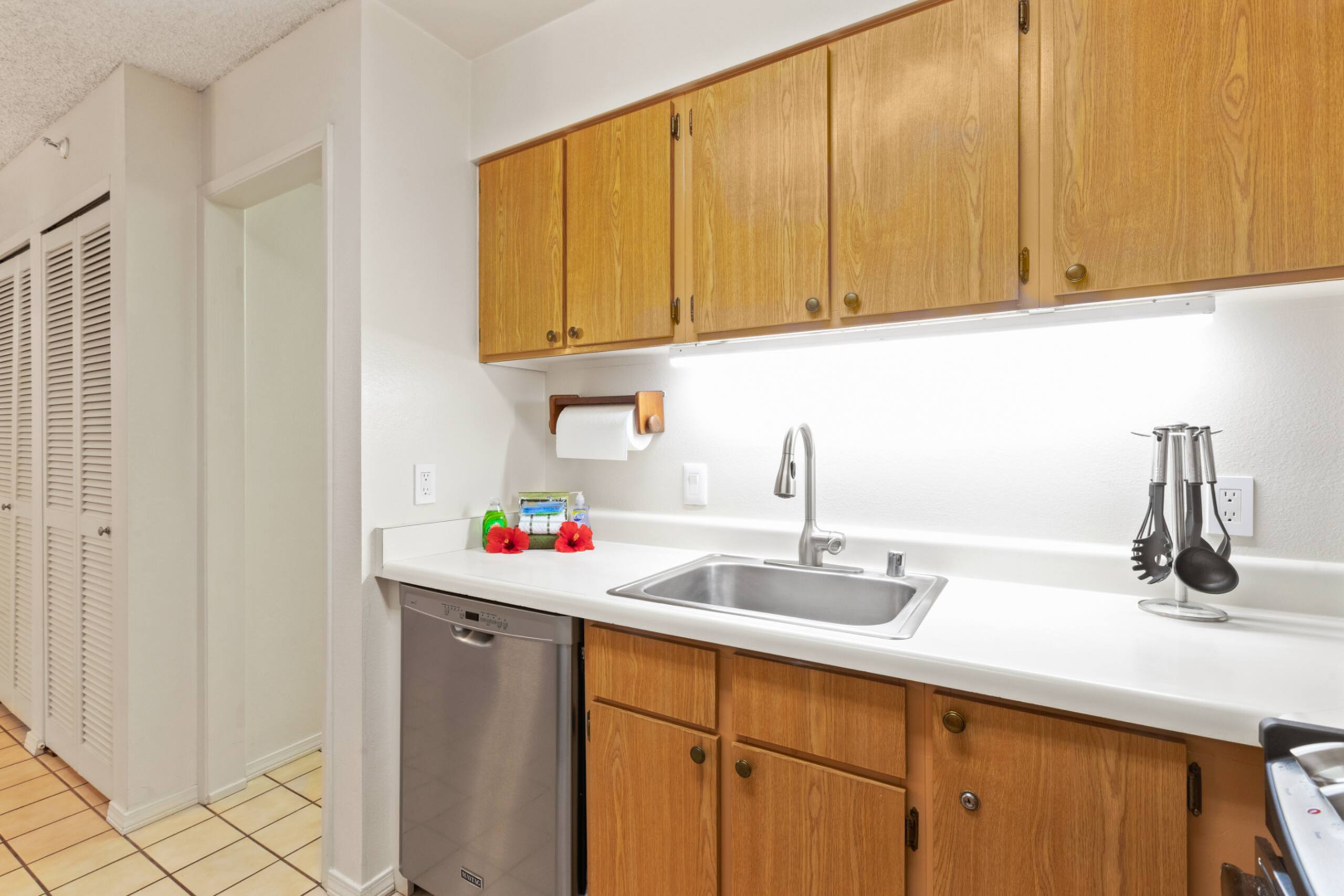 Condo in Lahaina · ★4.83 · 1 bedroom · 2 beds · 1 bath - Image 5