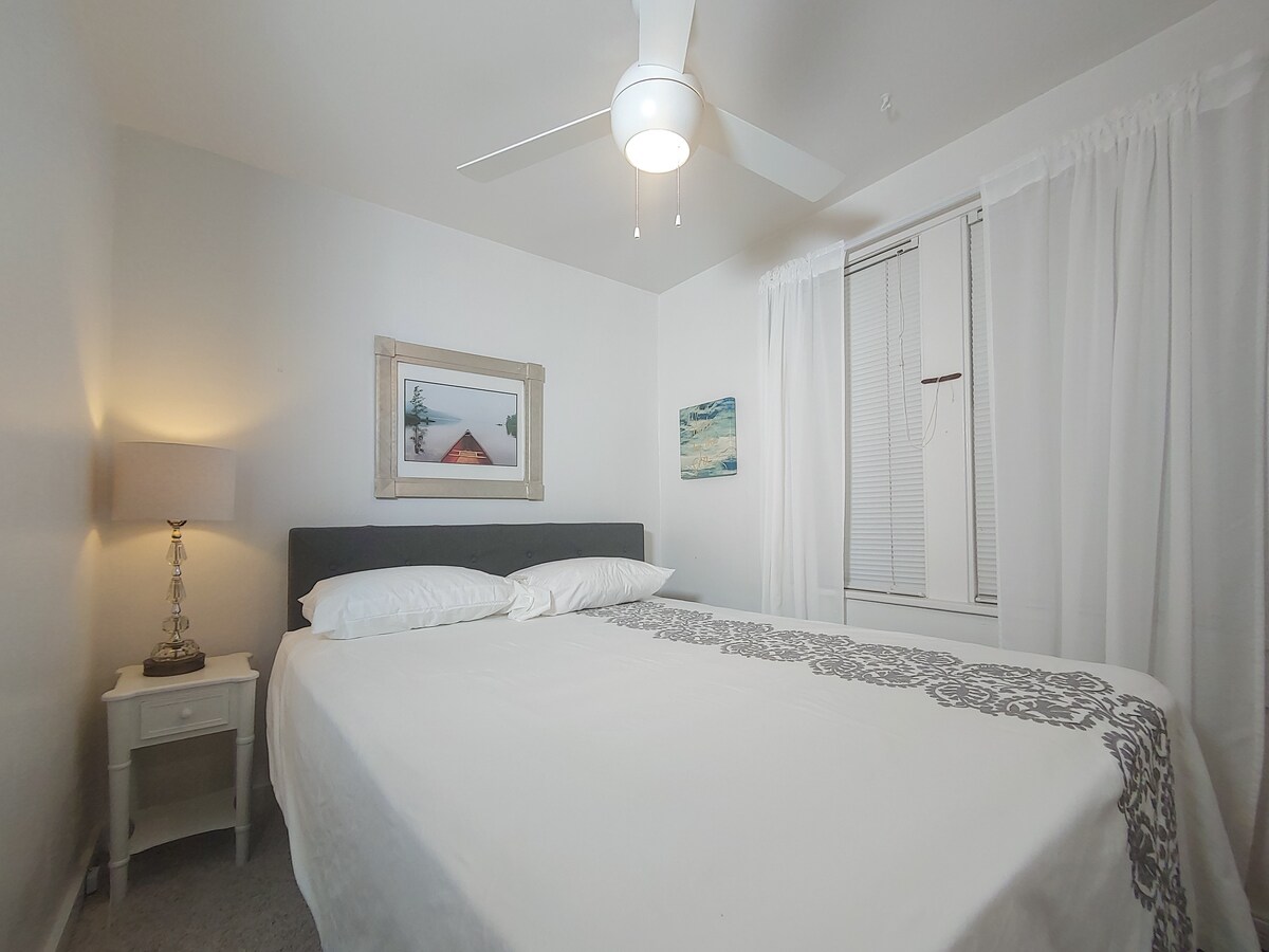 חדר שינה מס '1 ליד הסלון כולל מקום אחסון יפהפה לפרוק ולהרגיש בנוח, מראה יפה לפרימפס ומיטת קווין סייז נוחה.