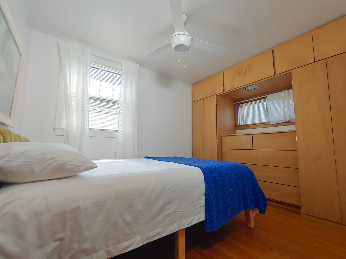 בחדר שינה מס '2 מחוץ למסדרון יש מקום אחסון יפהפה לפרוק ולהרגיש בנוח, קרוב לחדר הרחצה, ויש בו מיטת קווין סייז נוחה.