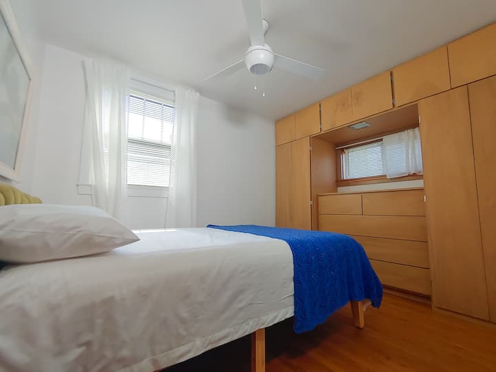 Spavaća soba br. 2 u hodniku ima prekrasno spremište za raspakiravanje i udobnost, nalazi se u blizini kupaonice i ima udoban bračni krevet.