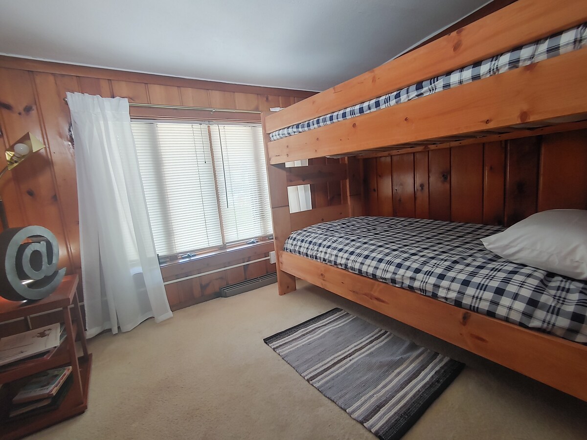 חדר שינה מס '3 מחוץ למסדרון כולל מיטות קומתיים, ארון גדול, אחסון נוסף ומזרן מתנפח בגודל קווין סייז לאורחים נוספים. החדר הזה נמצא גם ליד חדר הרחצה. 