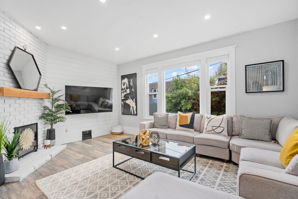 Newly Renovated Suite In James Bay photo 1