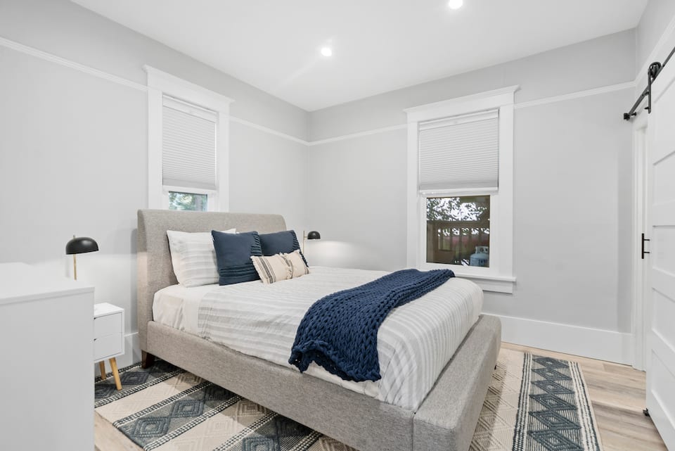 Newly Renovated Suite In James Bay photo 3