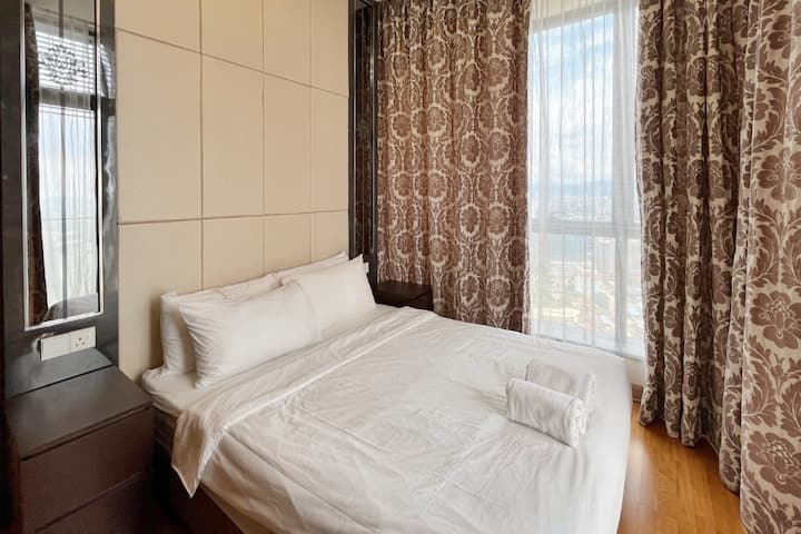 Dhoma kryesore e gjumit: 

- 1 krevat dopio "queen"
- Banjë me vaskë dhe dush në këmbë
- Dollap rrobash
- 2 peshqirë banje
- Hyrje në ballkon
