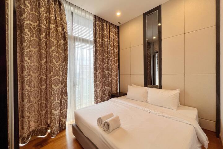 Dhoma e dytë e gjumit:

- 2 krevate tek / 1 krevat dopio "king" (i bashkuar)
- 2 peshqirë banje
- Dollap me varëse rrobash
- Hyrje në ballkon