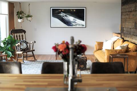 Déjà View: Beautiful Home with Views of the Lake