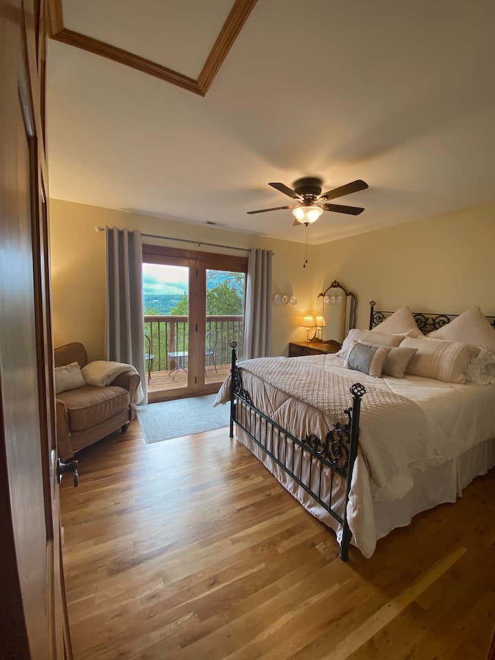 楼上的小屋房间配有标准双人床和私人阳台，可欣赏房源内最美景观！