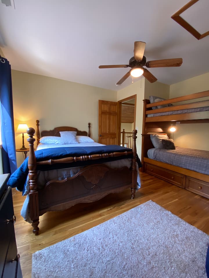 上下铺客房包括一张双人床、双层床和一个矮床。 