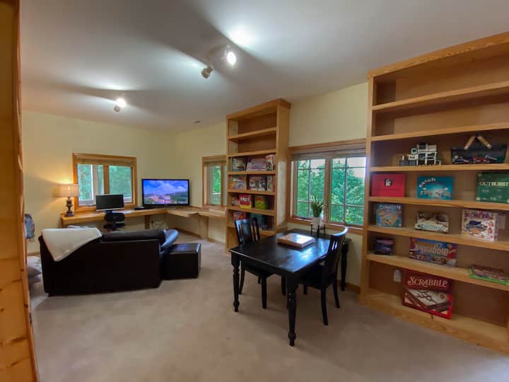 宽敞的休闲室提供各种活动：游戏、拼图、电影和工作站。 窗户可俯瞰屏幕门廊，可从门口到达。 标准双人床和青年气垫床以及咖啡站使这里成为一个完全独立的生活空间！