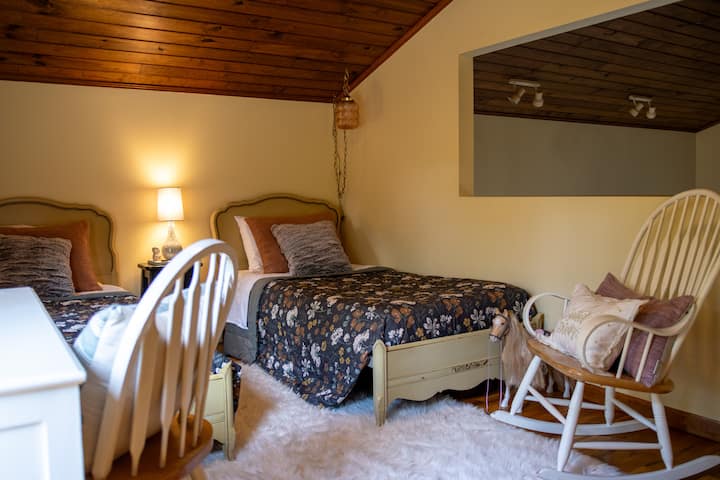 朱丽叶客房（ Juliet Room ）设有拱形天花板，与所有其他卧室一样全尺寸上锁门，俯瞰大房间。