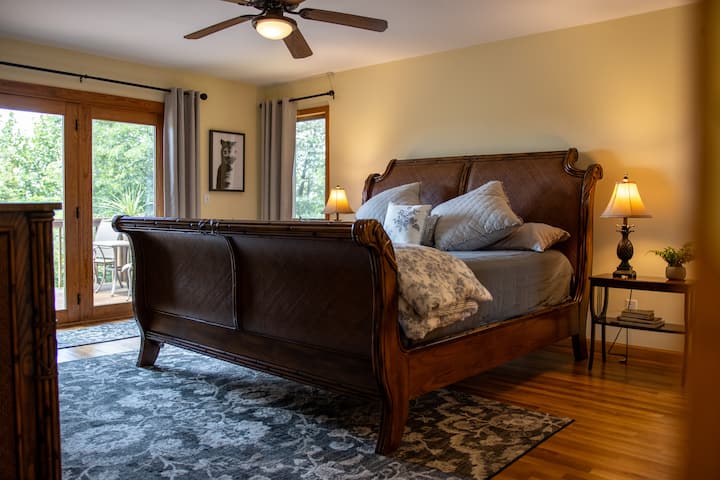 主楼层的主卧配备47英寸电视，配备Roku、私人阳台和套房浴室，配备双梳妆台、喷射式浴缸和步入式淋浴间。