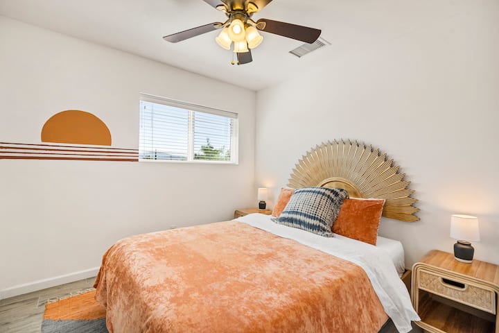 استرخ في المساء مع غروب الشمس المذهل فوق الجبال المهيبة من غرفة نومنا الشمسية. واحة هادئة للراحة مجهزة بذوق رفيع بسرير ملكي وتخزين واسع، هذه الغرفة هي واحة هادئة للراحة وتجديد النشاط.