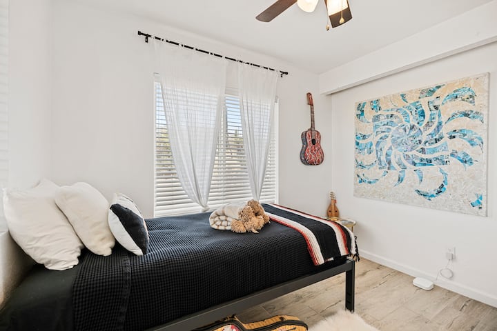 هذه الغرفة ذات الطابع الفريد مزينة بالموسيقى والفن. مع سرير كامل مريح وديكور منسق تكريمًا لتأثير الصحراء على المشهد الموسيقي، تدعوك هذه الغرفة إلى الانغماس في إيقاعها وروحها.