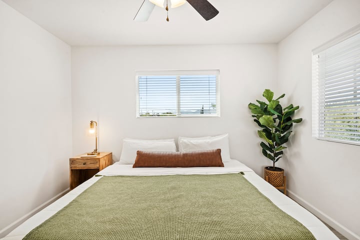 اعثر على ملاذك في غرفة النوم هذه ذات الهواء الطلق مع إطلالات بانورامية على الجبال والوادي. انجرف للنوم على سرير كينج فاخر، واشعر كما لو أن كل نفس مليء بهدوء جمال شجرة جوشوا الطبيعي.