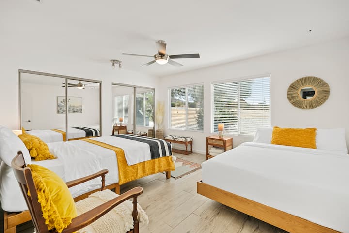 استمتع بجوهر شجرة جوشوا في هذه الغرفة ذات الحجم الكبير التي تحتوي على سريرين كبيرين ومساحة واسعة للخزانة. مع إطلالات على غروب الشمس فوق الجبال، وتحيط بها أجواء الصحراء التي لا لبس فيها.