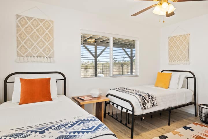 توفر غرفة النوم هذه إطلالات على المناظر الطبيعية الصحراوية الشاسعة وتتميز بسريرين مزدوجين مزينين بلوحة جدارية تصور الأشكال النابضة بالحياة للتلال الصحراوية عند شروق الشمس. إنه ملاذ مثالي للعقول الخيالية للاستكشاف والحلم.