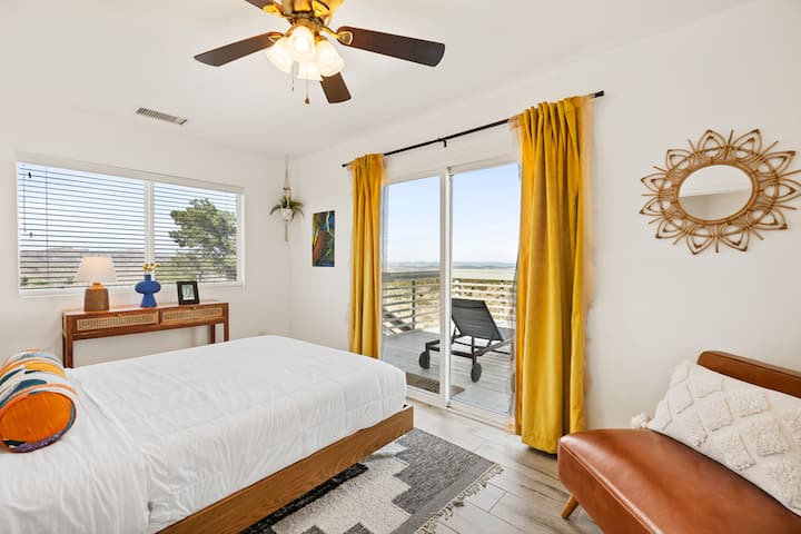 ادخل إلى ملاذ بسيط مزين بقطع فنية شخصية، وتلتقط جوهر جاذبية الصحراء. افتح الباب المنزلق إلى السطح واترك النسيم اللطيف يحمل همسات الصحراء إلى هذا المسكن الهادئ.