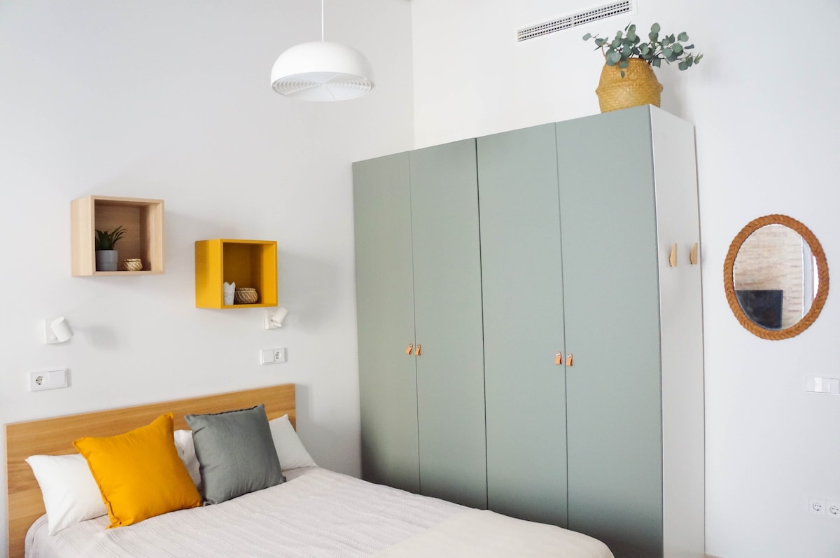 General view of the bedroom. 