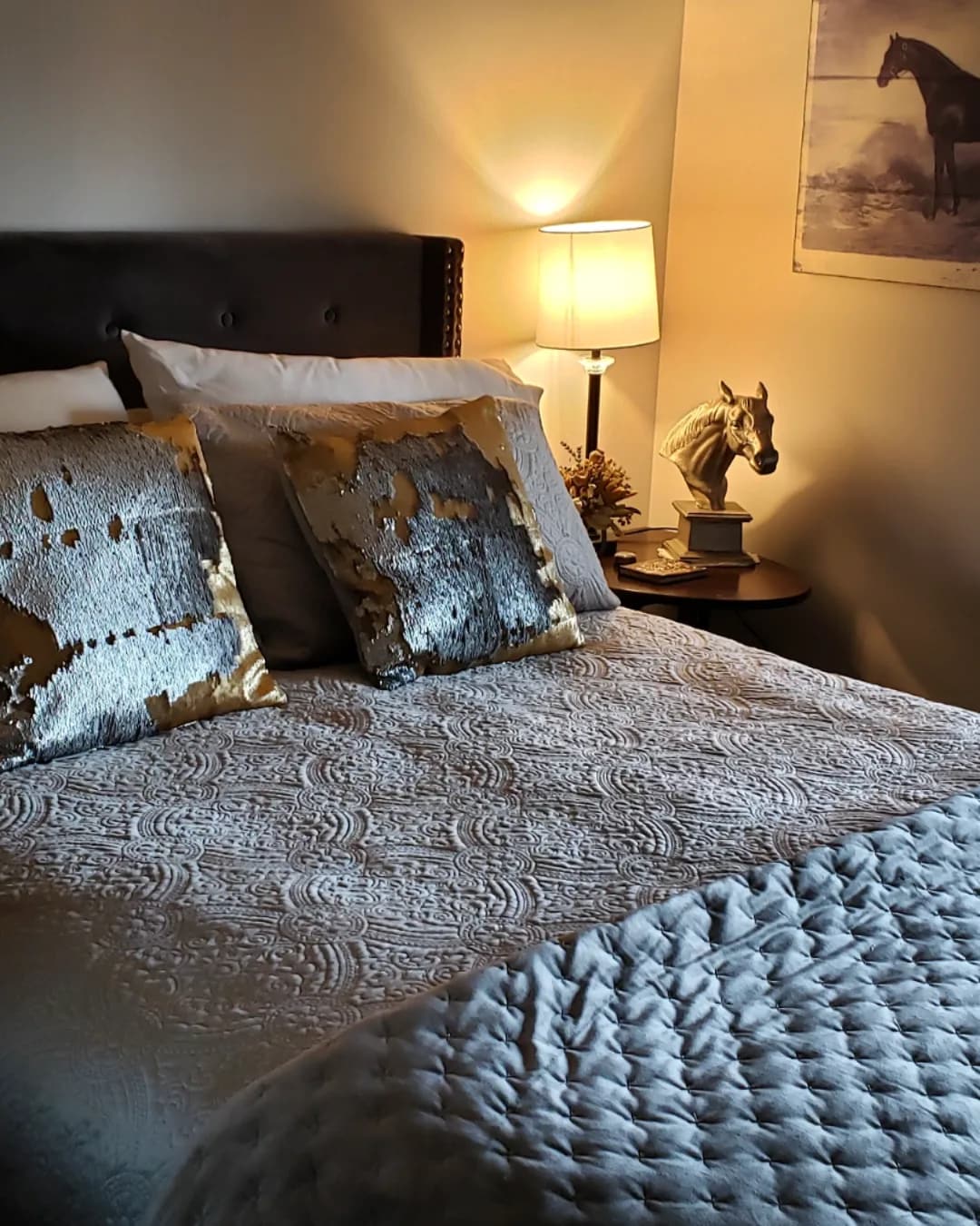 La cama ortopédica Queen Shamballa Room con ropa de cama de lujo. En gris suave y terciopelo, una habitación de estilo ecuestre. Increíbles amaneceres y vistas a la cuenca del Waikato.