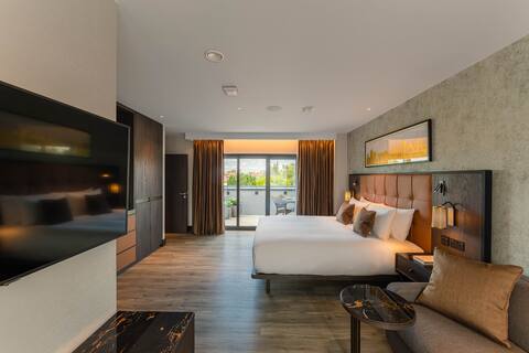 R. Luxury 3-Bed Ensuite House, w/terrace, AC & EV