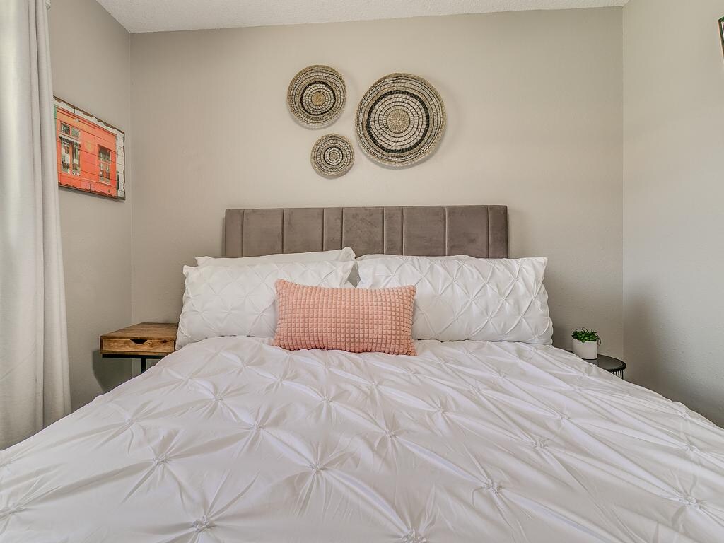 غرفة نوم بسرير ملكي