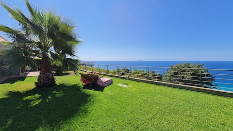 Top location - quiet - pool - garden - sea view