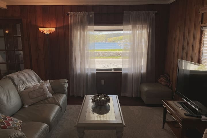 Семейна стая с телевизор и разтегателен диван