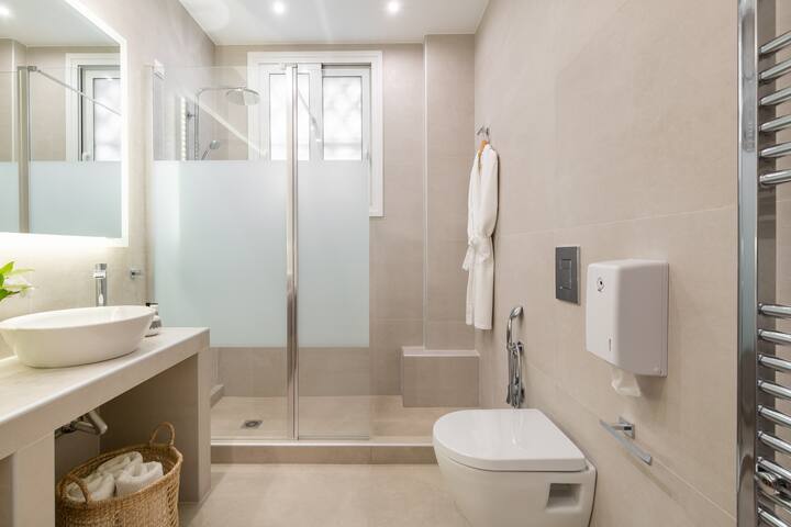 Grand, 3-BDR APT with Majestic Acropolis View gallery image 5