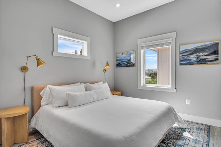 تحتوي غرفة النوم 2 على سرير بمقاس كبير وخزانة كبيرة وحمام داخلي