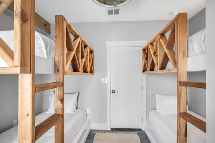 الغرفة المكونة من طابقين في الطابق السفلي هي المكان المفضل للأطفال وتتميز بوجود 4 أسرّة مزدوجة (مجموعتان من الأسرّة الصغيرة)