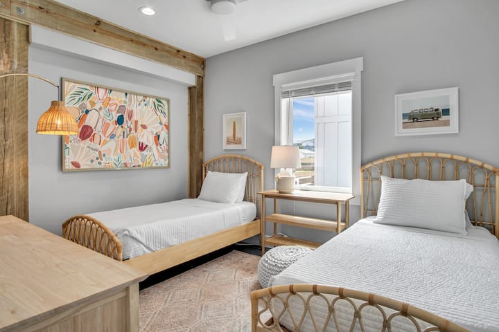 تحتوي غرفة النوم المزدوجة في الطابق السفلي على سريرين توأمين وبجوار حمام الطابق السفلي