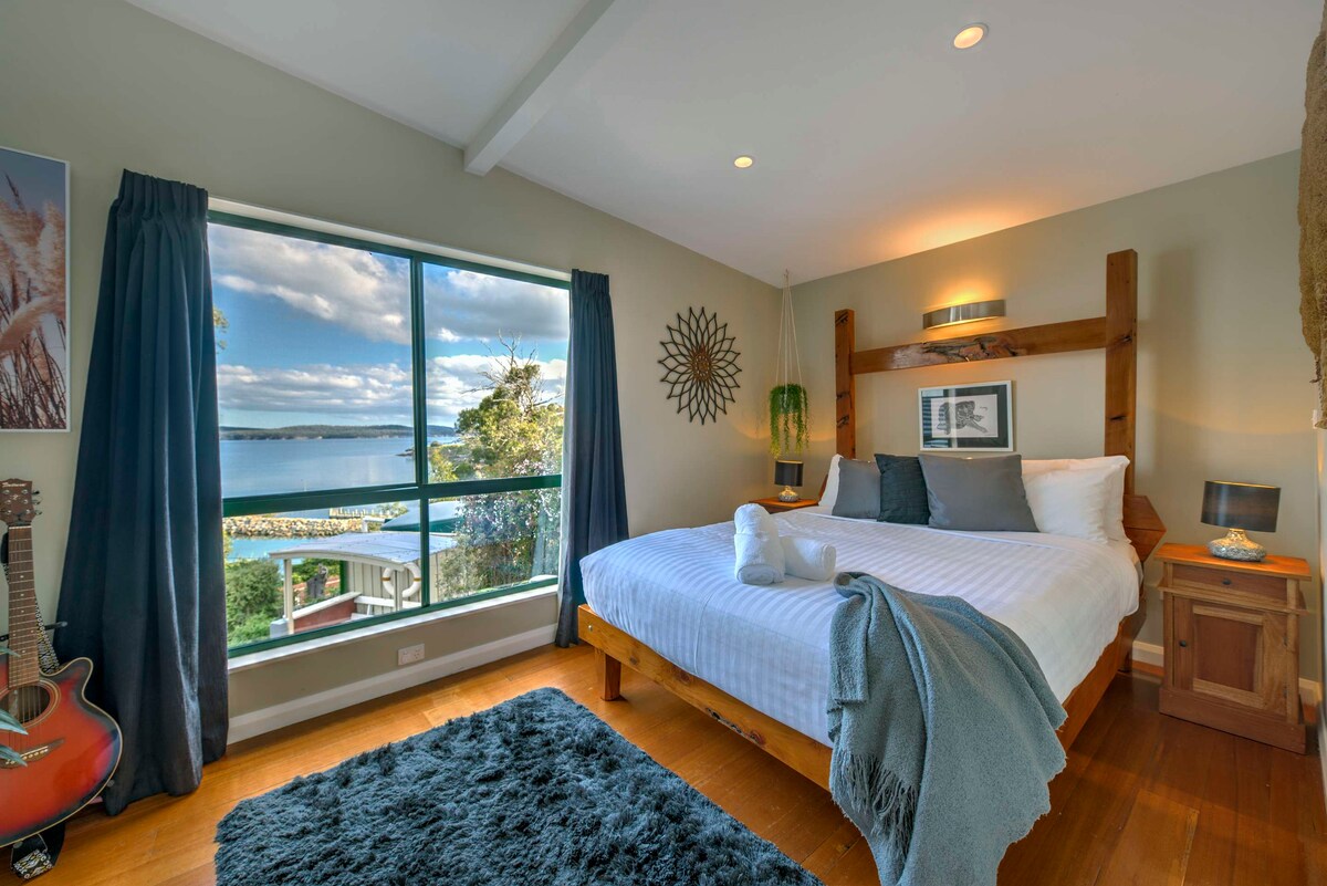 בחדר השינה הראשי יש נוף מדהים לים ומיטה נוחה.