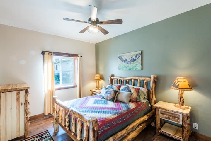 Chumba cha malkia chenye mandhari ya moose kilicho na mashuka ya kifahari.