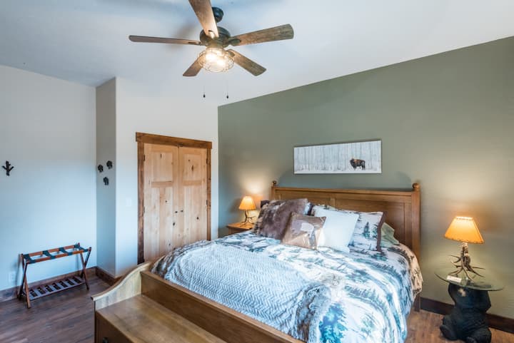 Chumba cha King chenye mandhari ya nyati kilicho na mashuka ya kifahari.