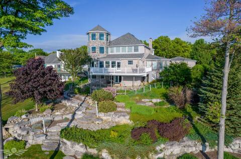 Luxury Beach Front Estate In-Town - Caseville