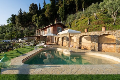 Annuncio Airbnb popolare: Villa "Il Grillo" Private pool Panoramic view Privacy a Camaiore