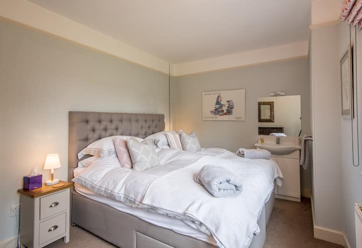 Spavaća soba 4. bračni kreveti (3/4) ili povezani Super King. Pogled na močvaru.