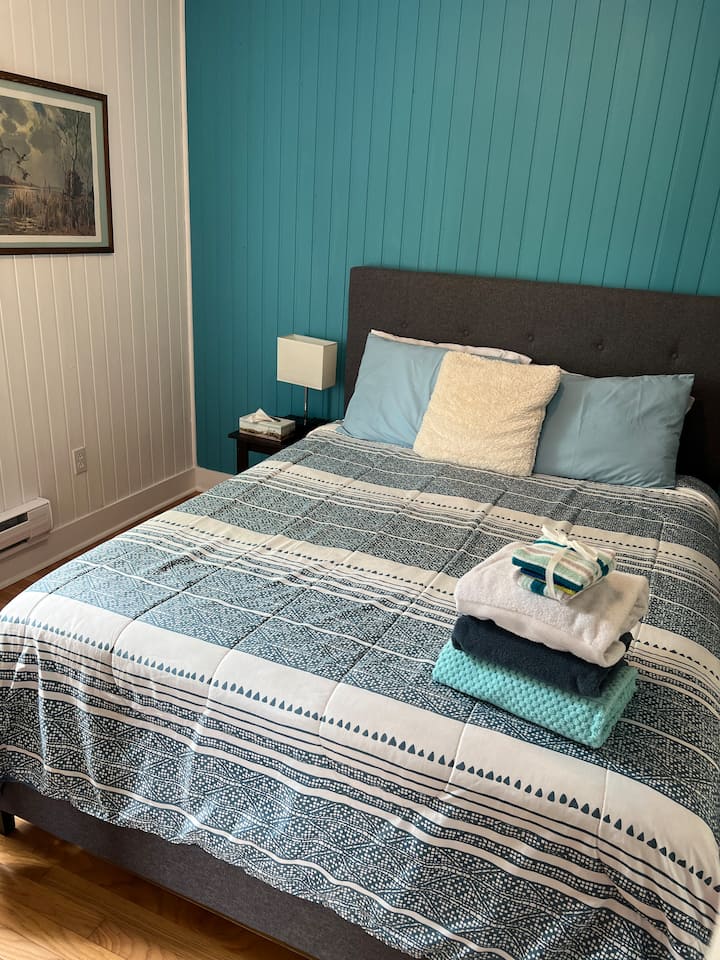 Primary bedroom - Queen bed