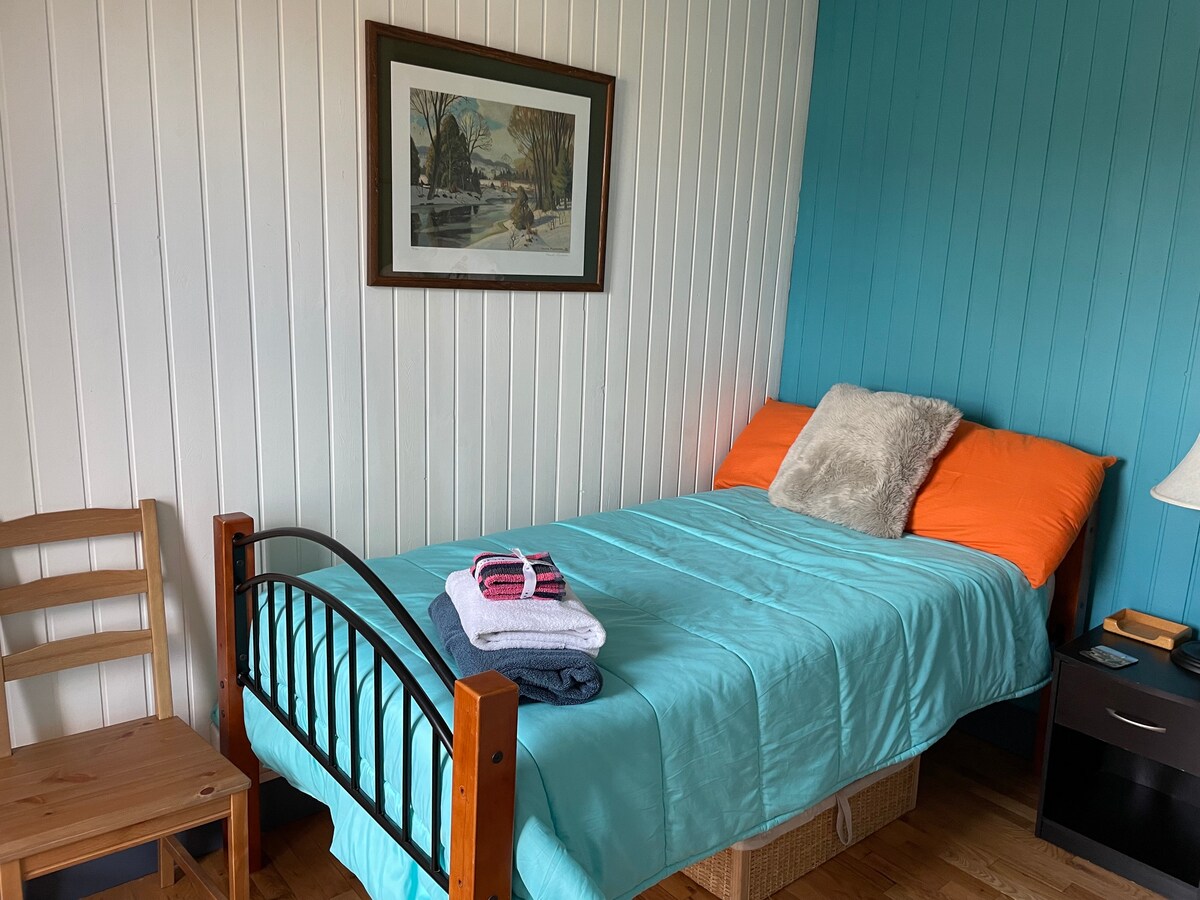 Smaller bedroom - Single bed - waterfront